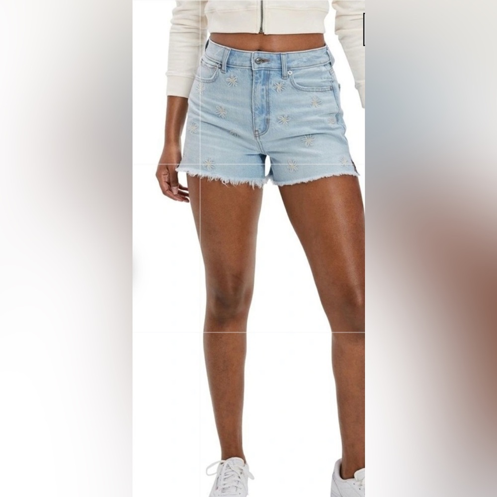 American Eagle Light Wash Floral Embroidered‎ HiRise Fray Hem Mom Shorts NWOT 20